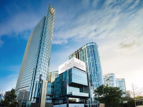 een hoog gebouw met een klok erop bij InterContinental Beijing Sanlitun, an IHG Hotel in Beijing