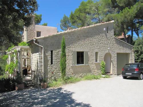 een stenen huis met een auto ervoor geparkeerd bij Modern villa with private pool in Roquebrun in Crillon-le-Brave