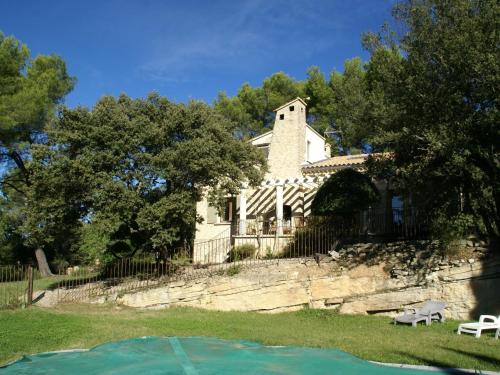 een huis op een heuvel naast een zwembad bij Modern villa with private pool in Roquebrun in Crillon-le-Brave