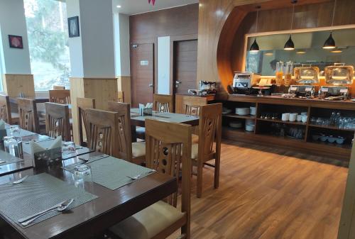 Himalayan Splendour Resort tesisinde bir restoran veya yemek mekanı