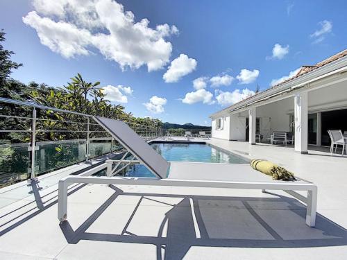 Casa con piscina y patio en Villa Jungle Paradise at 5 min from the beach en Friar's Bay