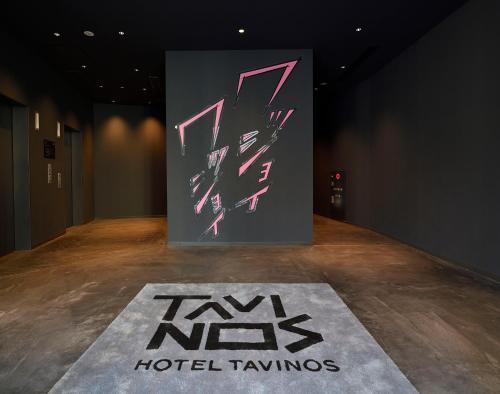 una camera con un cartello al centro di un piano di HOTEL TAVINOS Asakusa a Tokyo
