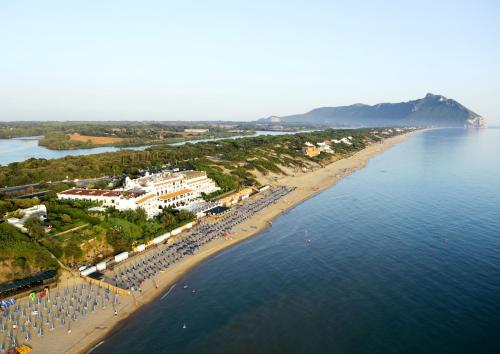 una vista aerea su una spiaggia e sull'oceano di Hotel Le Dune a Sabaudia