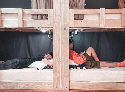 a group of people laying on top of bunk beds at InnOcean在海裡潛水旅宿 Liuqiu Dive Hostel in Xiaoliuqiu