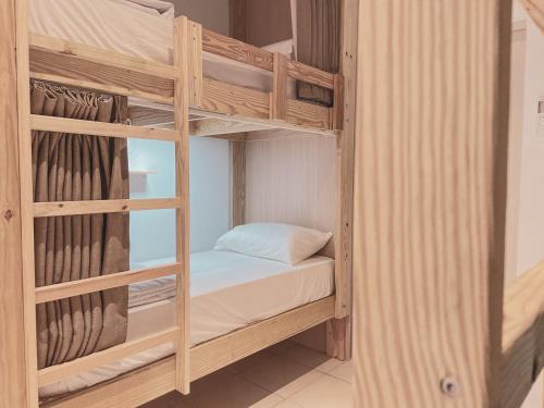 - deux lits superposés dans une chambre dans l'établissement InnOcean在海裡潛水旅宿 Liuqiu Dive Hostel, à Île Lamay