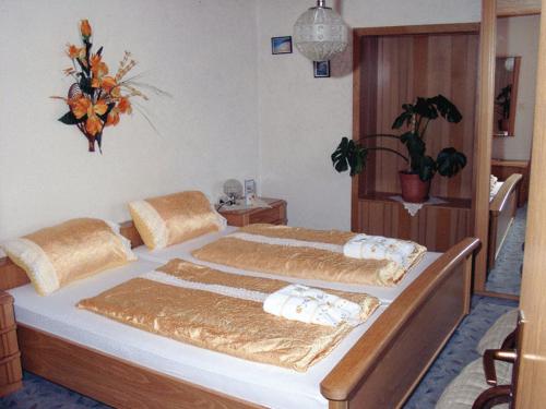 a bedroom with a large bed with at Hotel Drei Könige in Neckarbischofsheim