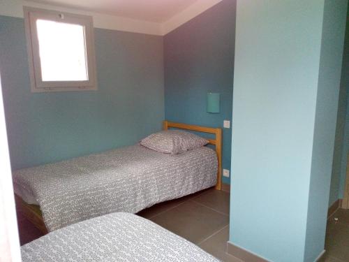 ニヨンにあるMano&Ninoの小さなベッドルーム(ベッド2台、窓付)