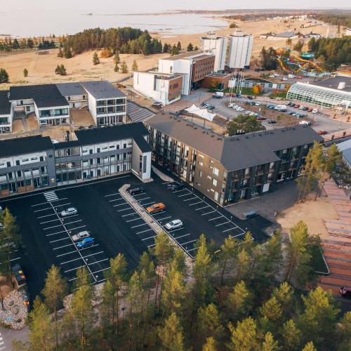an overhead view of a building with a parking lot at Hilmantori Apartments by Hiekka Booking in Kalajoki