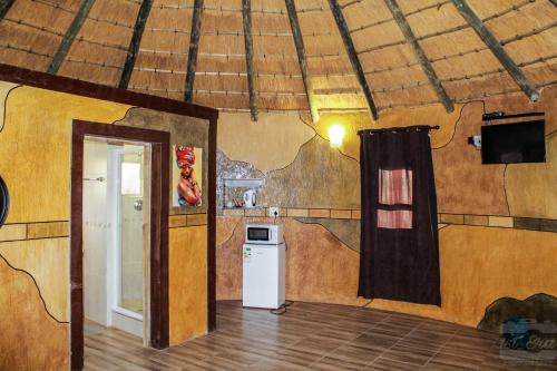 eine Küche mit einem Wandgemälde in der Unterkunft Imvomvo Country Lodge in Mount Ayliff