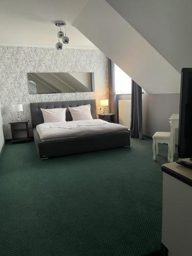 Una cama o camas en una habitación de Hotel Fox