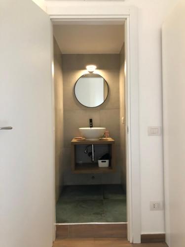 La salle de bains est pourvue d'un lavabo et d'un miroir. dans l'établissement Casale 7- Navigli Cozy Studio x2! Self Check-In, à Milan