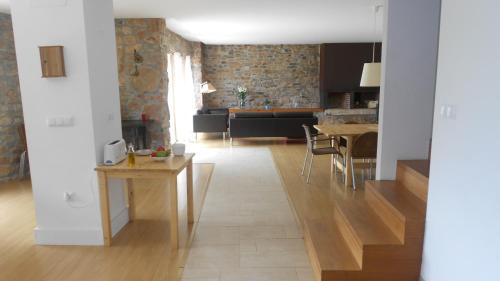 sala de estar con cocina y comedor en Casa Narzana, en Villar