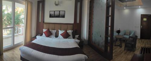 Postel nebo postele na pokoji v ubytování Himalayan Splendour Resort