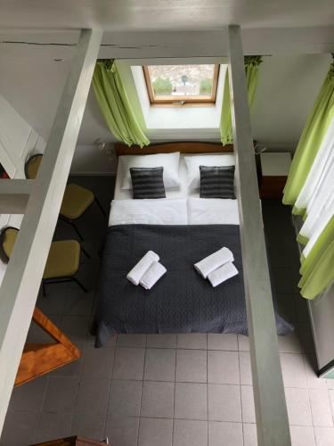 a small room with a bed and a window at Avila Park & SPA in Dziwnówek