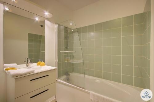 een badkamer met een douche, een wastafel en een bad bij T2 - Fiorella - Piscine et terrasse - 36m2 - Saint-Denis in Sainte-Clotilde