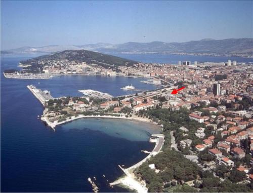 eine Luftansicht auf eine Stadt und einen Strand in der Unterkunft Studio Apartment Sretna in Split