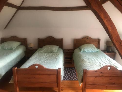 2 camas en una habitación con ático en Le Hibou Perché, en Lieurey