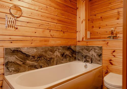 A bathroom at Pentland Lodge