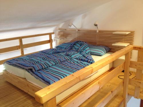 Barbat na RabuにあるApartments4u - Otok Rabの木枠のベッド1台