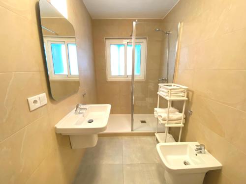 een badkamer met een wastafel, een douche en een toilet bij Cap Negret 30 in Altea