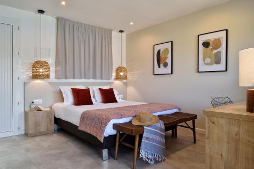 プロプリアノにあるHôtel Sampiero Corsoのベッドルーム1室(大型ベッド1台、赤い枕付)