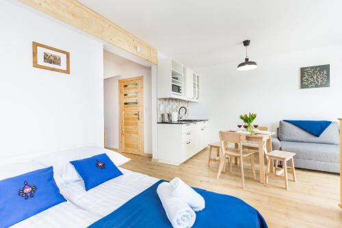 1 dormitorio con 2 camas, cocina y mesa en OMORIKA - Wierch Rusiński, en Bukowina Tatrzańska