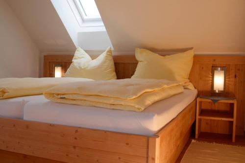 A bed or beds in a room at Frühstückspension Kleinschuster