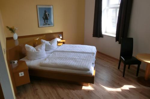 
Ein Bett oder Betten in einem Zimmer der Unterkunft Pension Schweizer Hof
