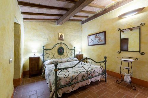 a bedroom with a bed in a room at Silvia in Roccalbegna