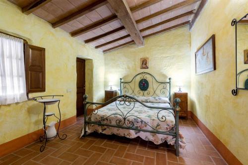 a bedroom with a bed in a room at Silvia in Roccalbegna