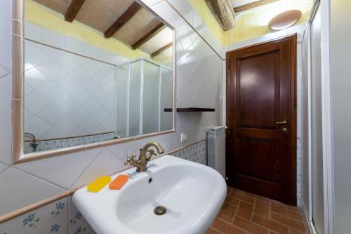 a bathroom with a sink and a mirror at Silvia in Roccalbegna
