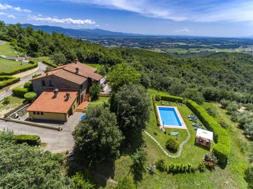 una vista aerea di una casa con piscina di Villa il Sole a Civitella in Val di Chiana