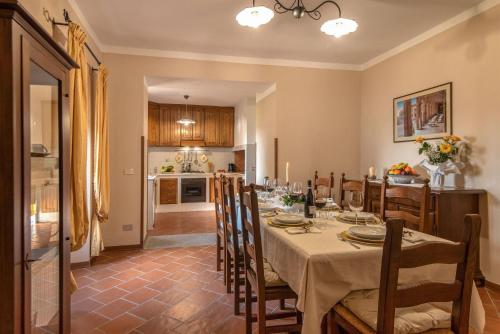 una sala da pranzo con un tavolo e una cucina di Villa il Sole a Civitella in Val di Chiana