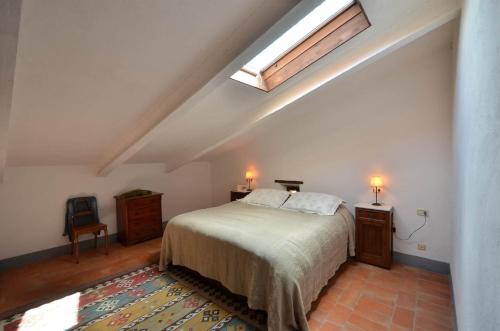 ガイオーレ・イン・キアンティにあるMastro 3のベッドルーム(ベッド1台、天窓付)