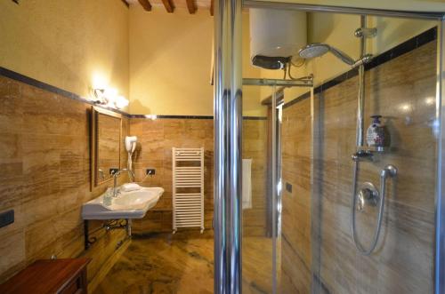 a bathroom with a sink and a shower at Il Mandorlo in Orvieto