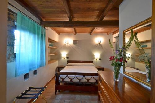 ein Schlafzimmer mit einem Bett in einem Zimmer mit einem Fenster in der Unterkunft L'Elce in Orvieto