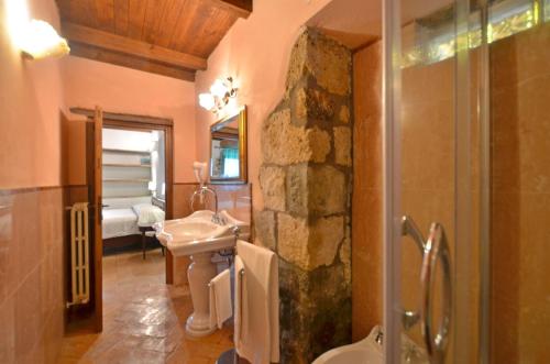 ein Bad mit einer Dusche, einem Waschbecken und einer Dusche in der Unterkunft L'Elce in Orvieto