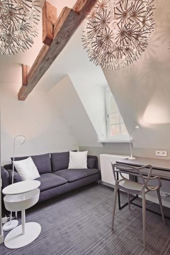 a living room with a couch and a table at Pałac Pakosław in Pakosław