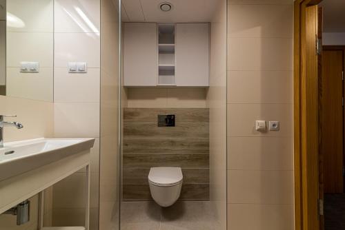 Ένα μπάνιο στο Seaside Apartaments Deluxe 105