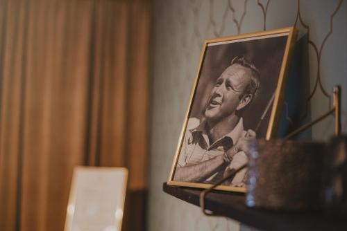 a picture of a man in a picture frame at Bjäre Golfklubb Hotel & Lodge in Båstad