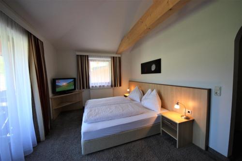 Postel nebo postele na pokoji v ubytování Hotel Sommerer - inklusive Joker Card im Sommer