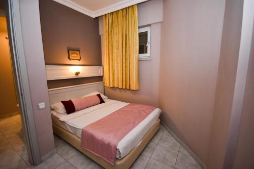 Un pat sau paturi într-o cameră la Pasahan Apartments