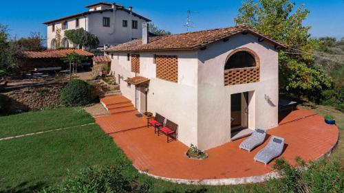an aerial view of a small house with a yard at Salve Regina in Impruneta