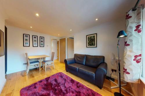 Svetainės erdvė apgyvendinimo įstaigoje Amazing 1 Bed Flat 5 min to Edgware Road Station