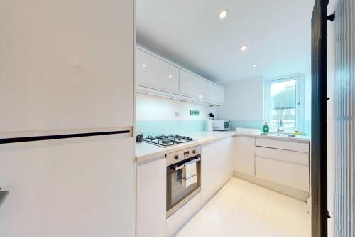 Kuchyň nebo kuchyňský kout v ubytování Amazing 1 Bed Flat 5 min to Edgware Road Station