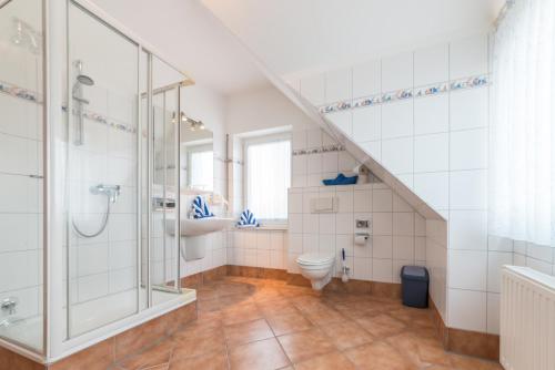 ห้องน้ำของ Landhaus Braband Ferienwohnungen - Gustav-Schönleber-Weg 27