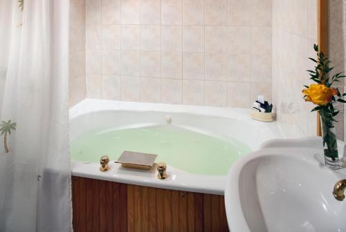 Ванная комната в 1802 House Bed & Breakfast