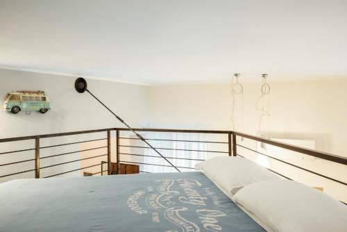 1 dormitorio con 1 cama en un crucero en One&Only Monti Suite, en Roma