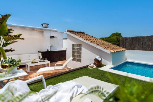 The swimming pool at or close to Alohamundi San Luis