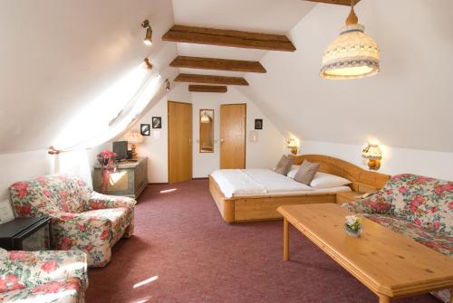 a living room with a couch and a table at Hotel Biedermeier Hof in Schärding